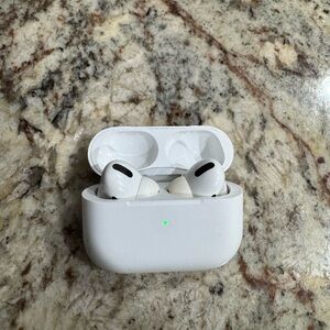 Apple AirPod Pros First Generation With Charging Case